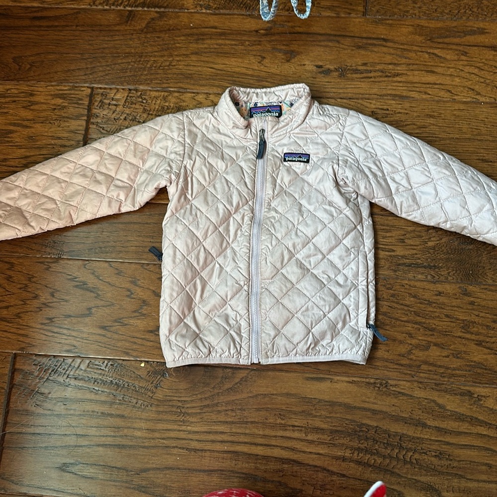 Girls 5T Patagonia nano puffer jacket in a lilac purple color.